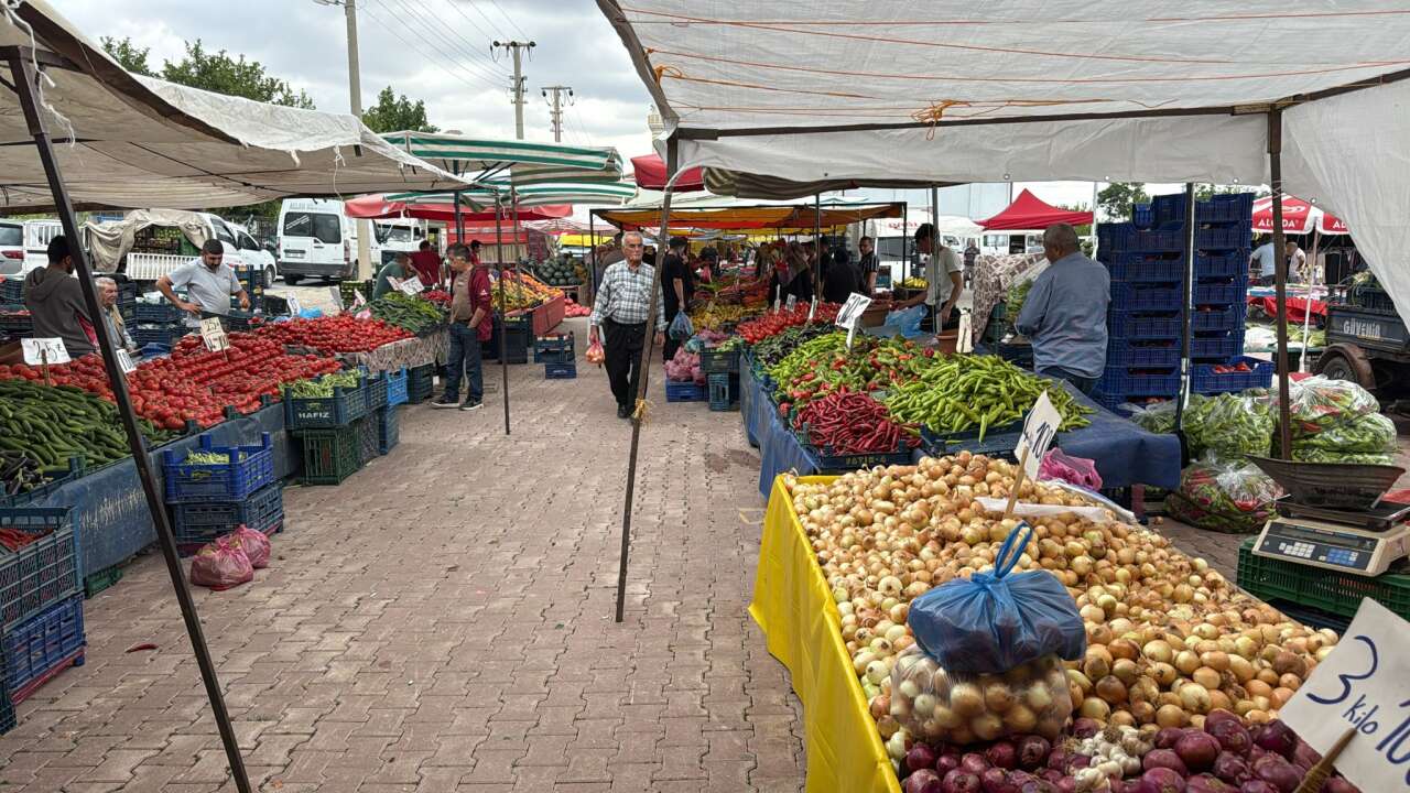 Konya’da pazar bereketi başladı! Tezgahlar renklendi, fiyatlar değişti 1
